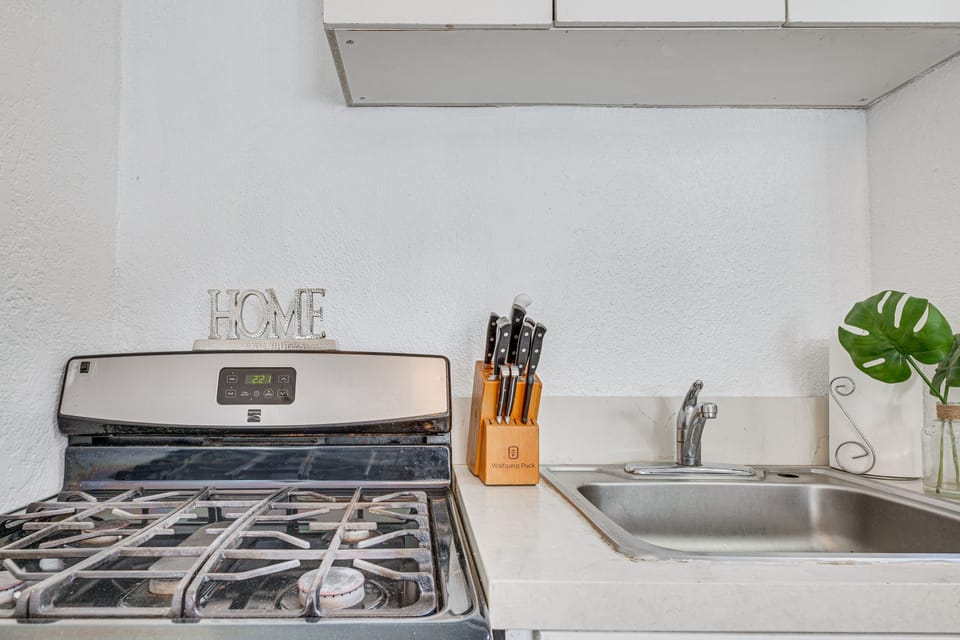 9 Mi to SoFi: Los Angeles Apartment w/ Patio Apartment in Los Angeles