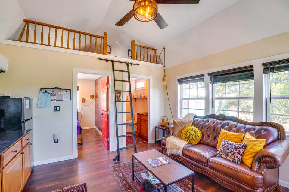 Whimsical Cabin w/ Grill < 4 Mi to Lake Brownwood! House in Texas