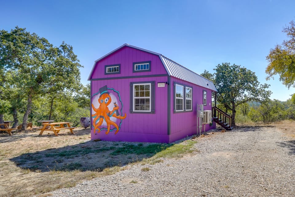 Whimsical Cabin w/ Grill < 4 Mi to Lake Brownwood! House in Texas