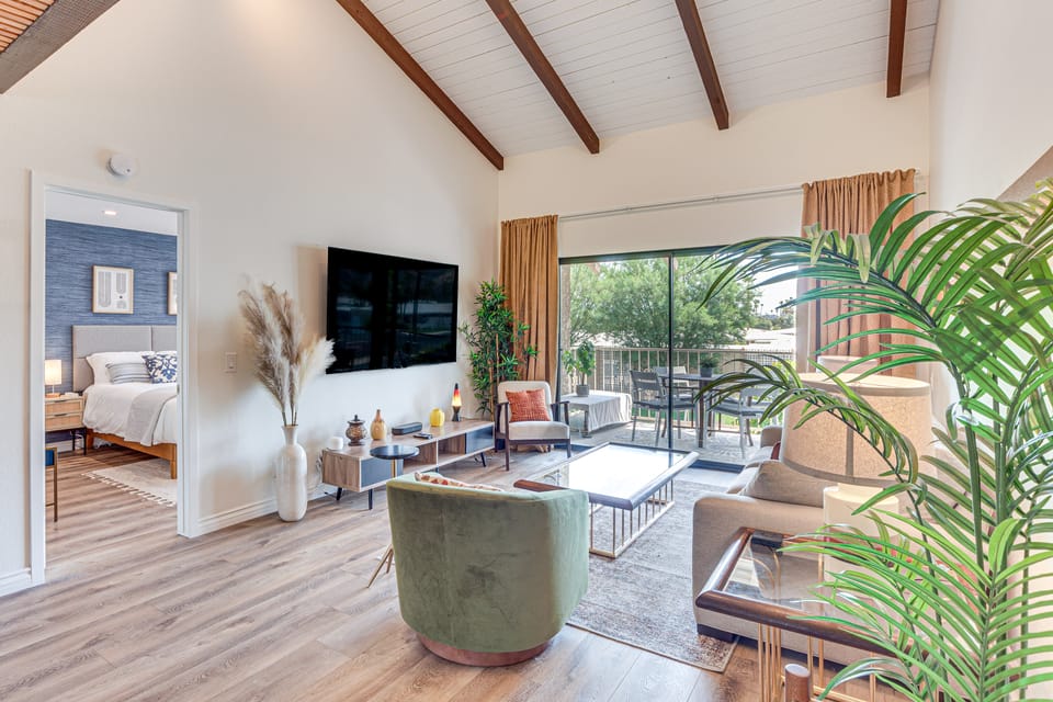 Resort-Style Pools: Vibrant Condo in Palm Springs Apartment in Palm Springs