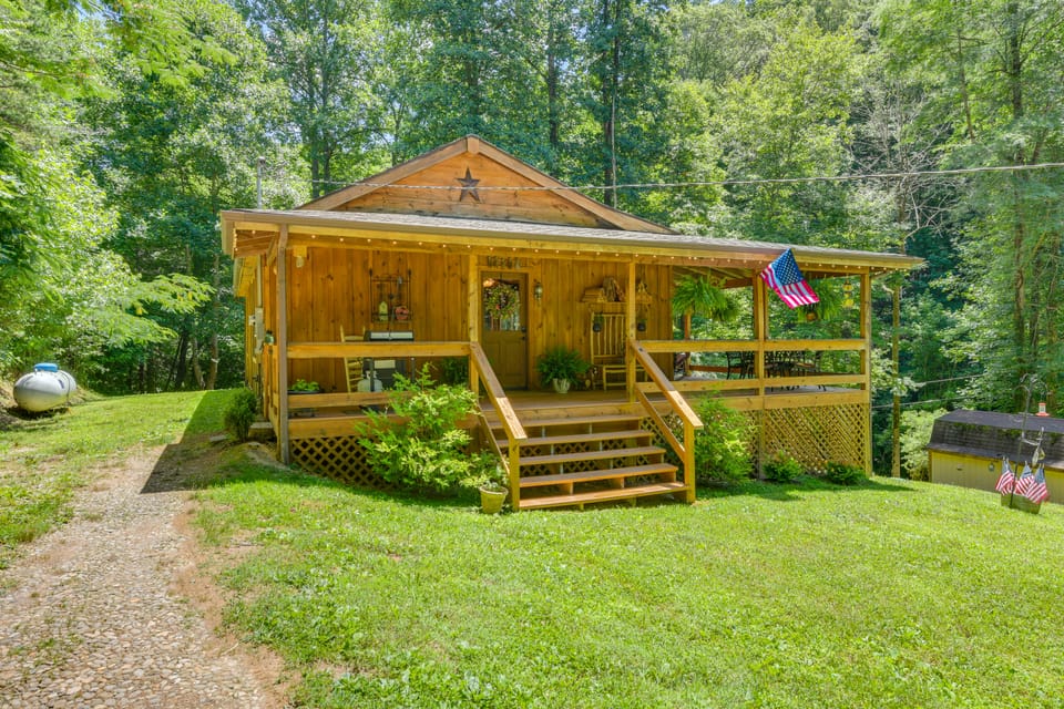 Cosby Cabin on 30 Acres: Watch Wildlife On-Site! House in Cosby