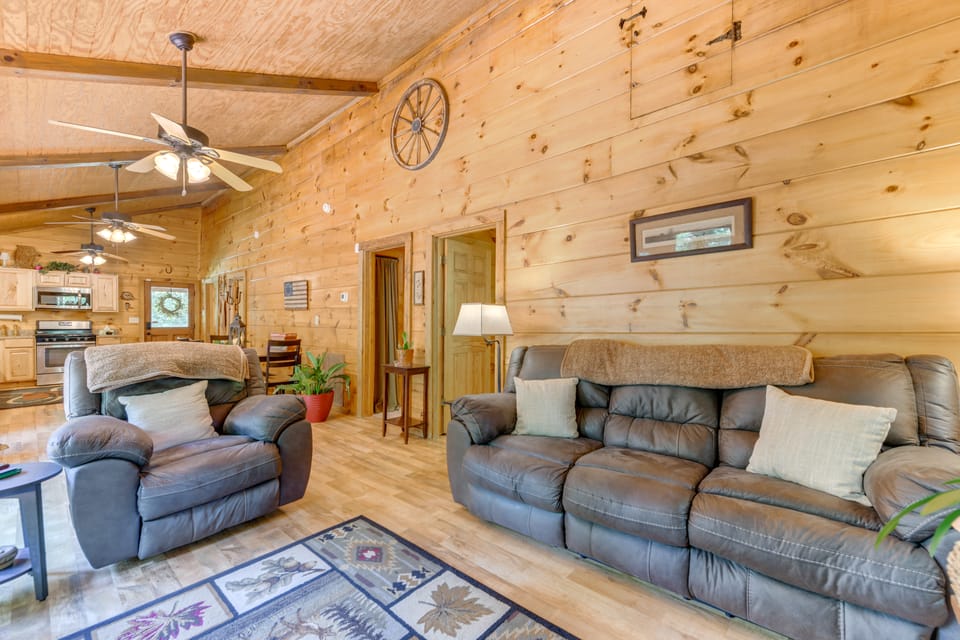 Cosby Cabin on 30 Acres: Watch Wildlife On-Site! House in Cosby
