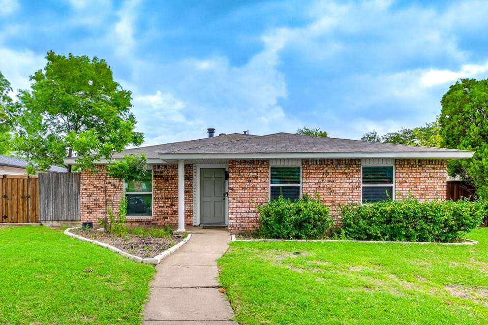 Near Lewisville Lake: Family Home in The Colony! House in The Colony