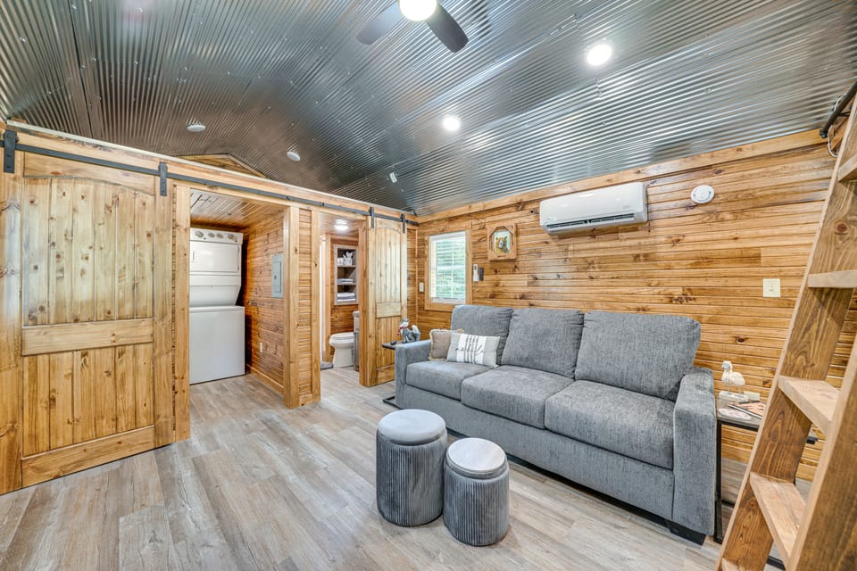 Couple’s Cabin in Broken Bow ~ 5 Mi to Downtown! Apartment in Oklahoma