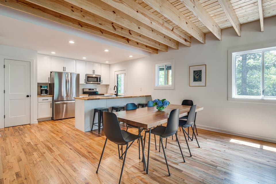 Modern Hiker's Haven w/ DuPont State Forest Views! House in Tennessee