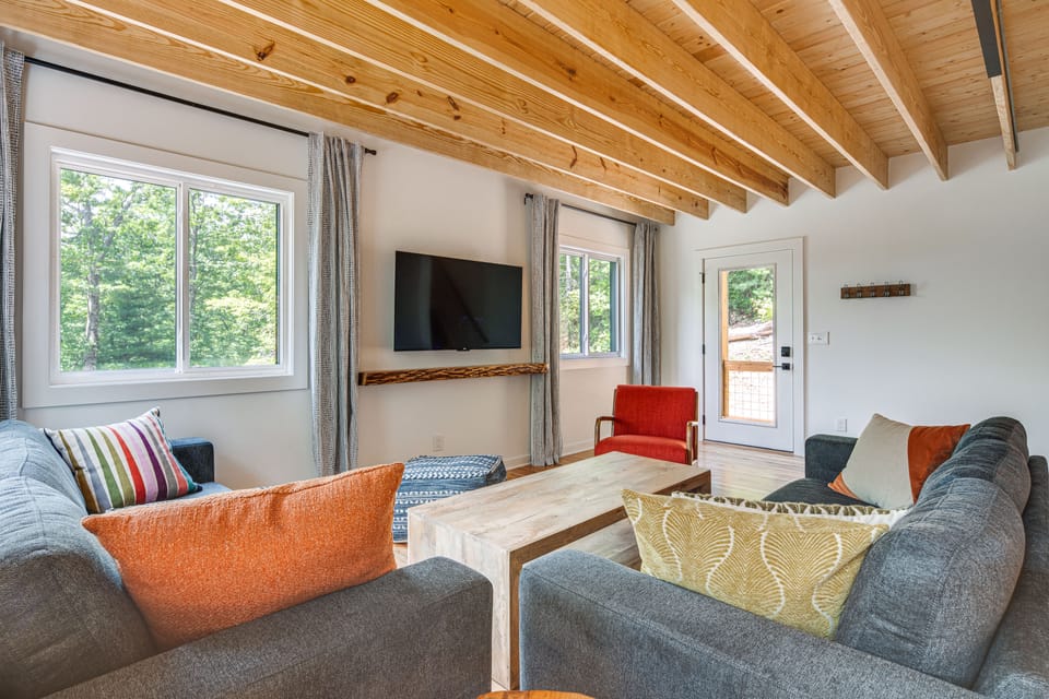 Modern Hiker's Haven w/ DuPont State Forest Views! House in Tennessee
