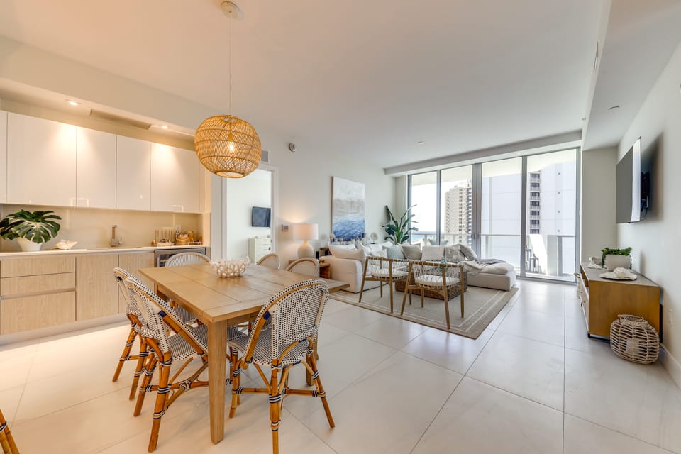 Ocean Views & Pool Access: Riviera Beach Condo! Apartment in Riviera Beach