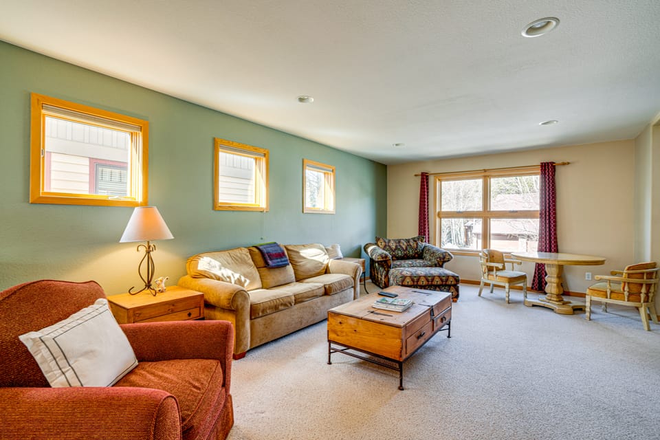 8 Mi to Skiing: Mtn-View Getaway in Frisco! Apartment in Frisco