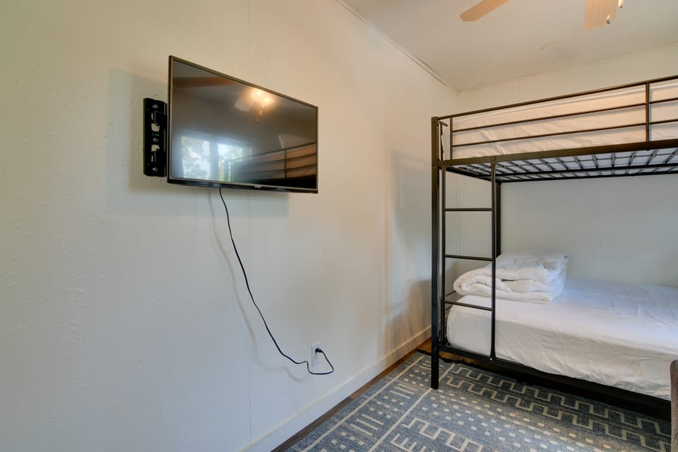 Table Rock Lake Condo: Community Dock & Pool Apartment in Kimberling City