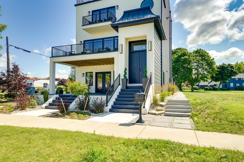 Downtown Ludington Modern Condo w/ Great Views! Apartment in Ludington