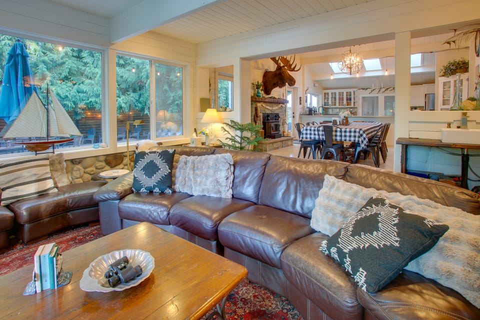 Bayfront PNW Lodge: Dock, Pickleball & Guest House House in Bainbridge Island
