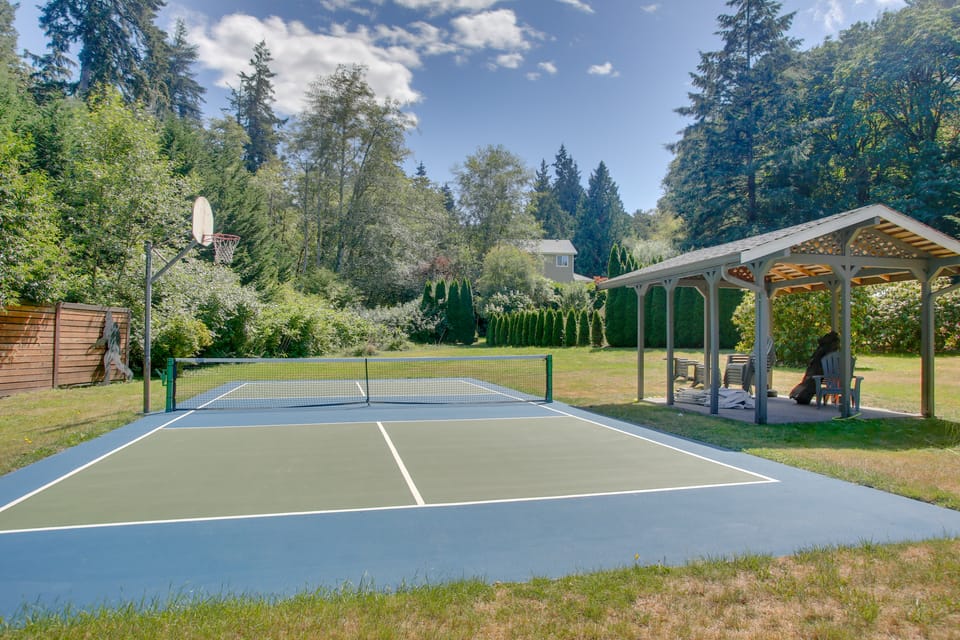 Bayfront PNW Lodge: Dock, Pickleball & Guest House House in Bainbridge Island
