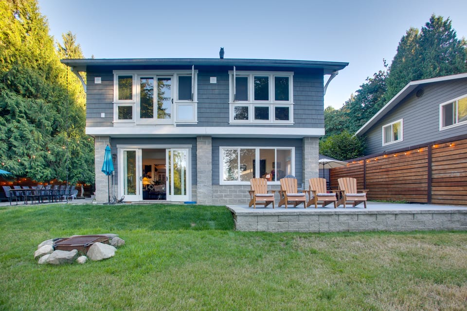 Bayfront PNW Lodge: Dock, Pickleball & Guest House House in Bainbridge Island
