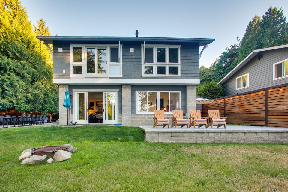 Bayfront PNW Lodge: Dock, Pickleball & Guest House House in Bainbridge Island