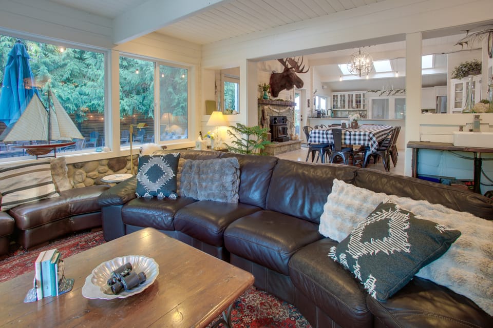 Bayfront PNW Lodge: Dock, Pickleball & Guest House House in Bainbridge Island