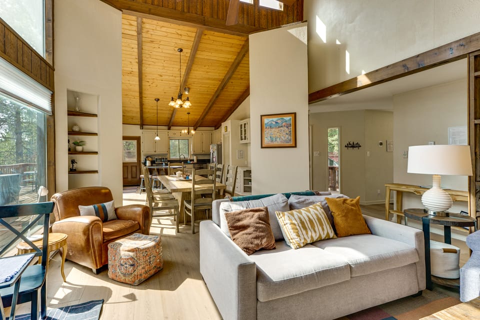 4 Mi to Angel Fire Resort: Retreat w/ Hot Tub House in Angel Fire