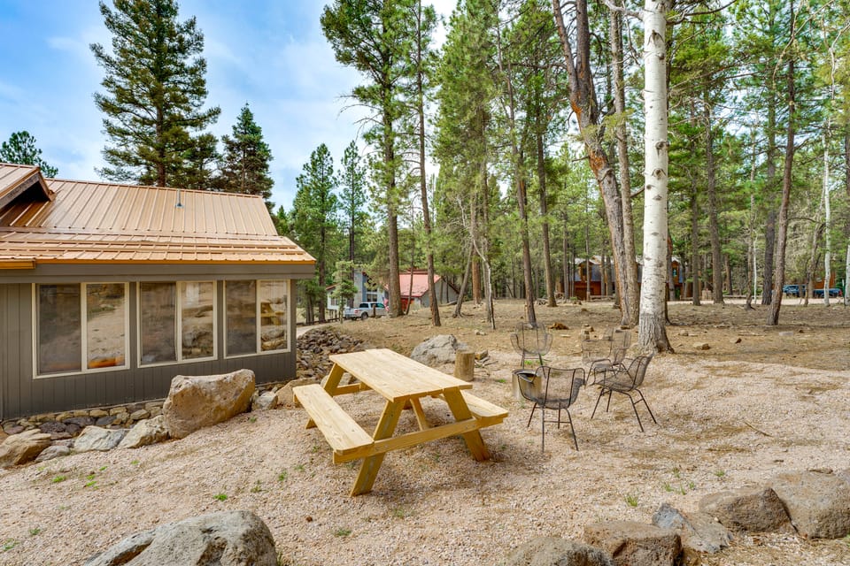 4 Mi to Angel Fire Resort: Retreat w/ Hot Tub House in Angel Fire