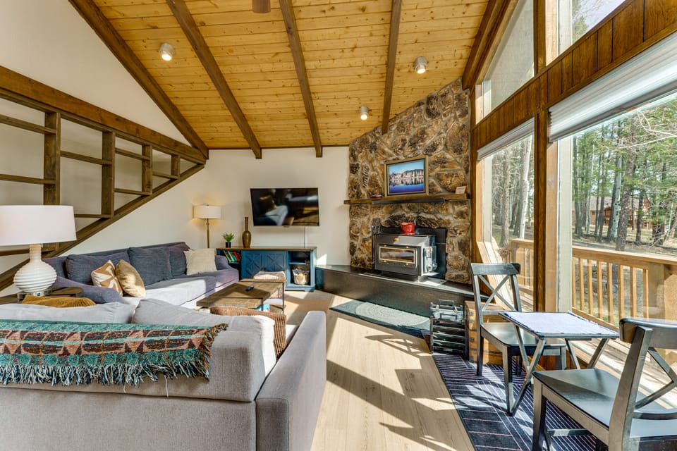 4 Mi to Angel Fire Resort: Retreat w/ Hot Tub House in Angel Fire