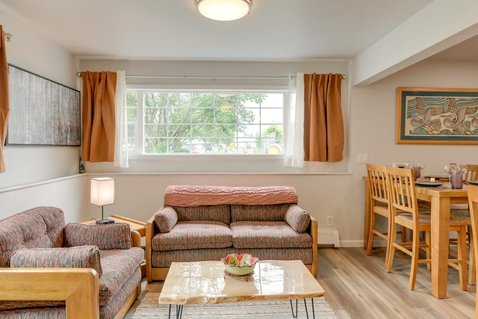 Shared Yard + Fire Pit: Airy Anchorage Apt! Apartment in Anchorage