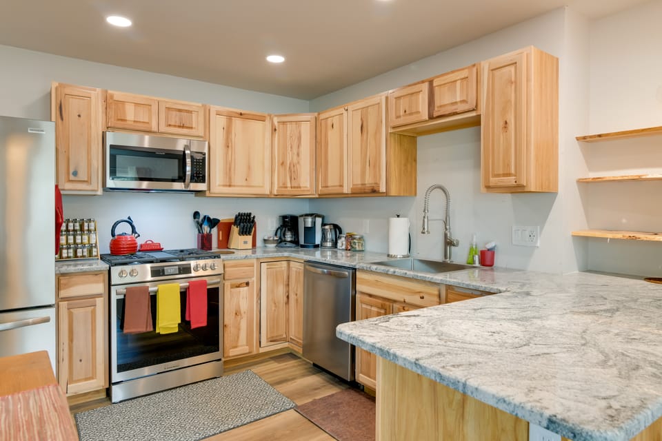 Shared Yard + Fire Pit: Airy Anchorage Apt! Apartment in Anchorage