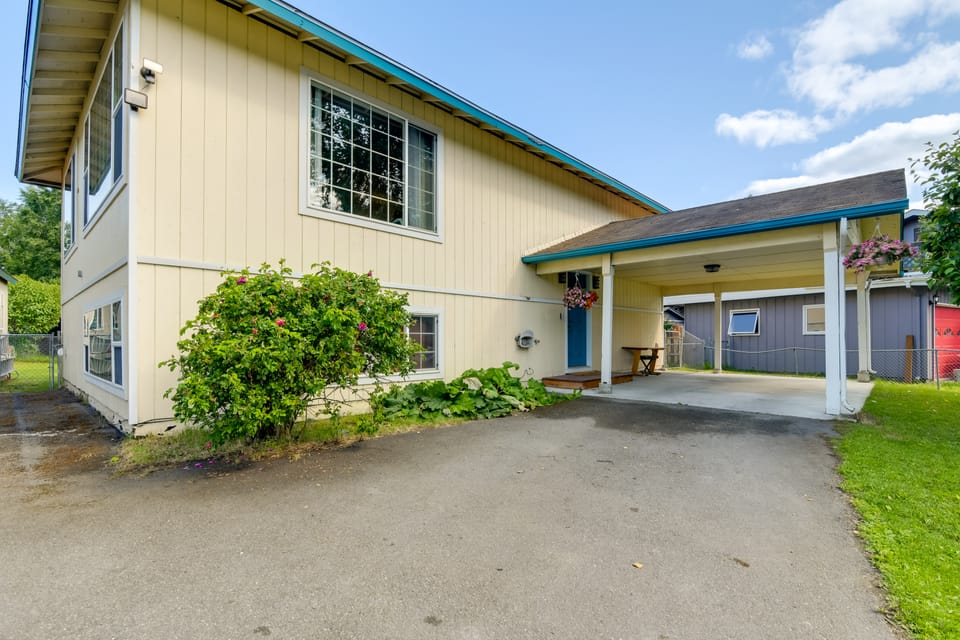 Shared Yard + Fire Pit: Airy Anchorage Apt! Apartment in Anchorage