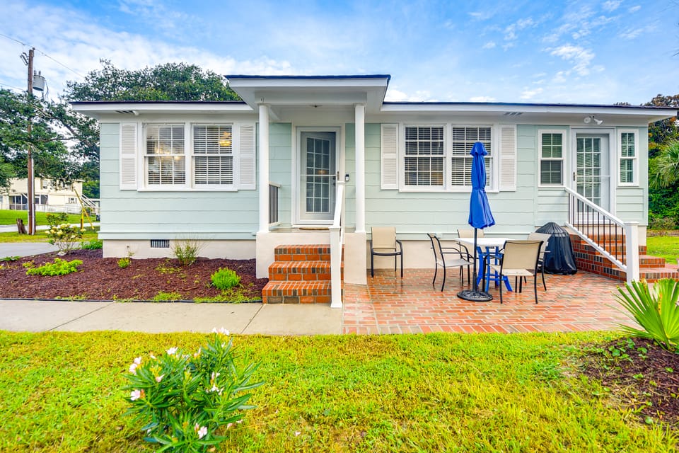 Walk to Ocean: ‘Pearl Cottage’ in Atlantic Beach Cottage in Atlantic Beach