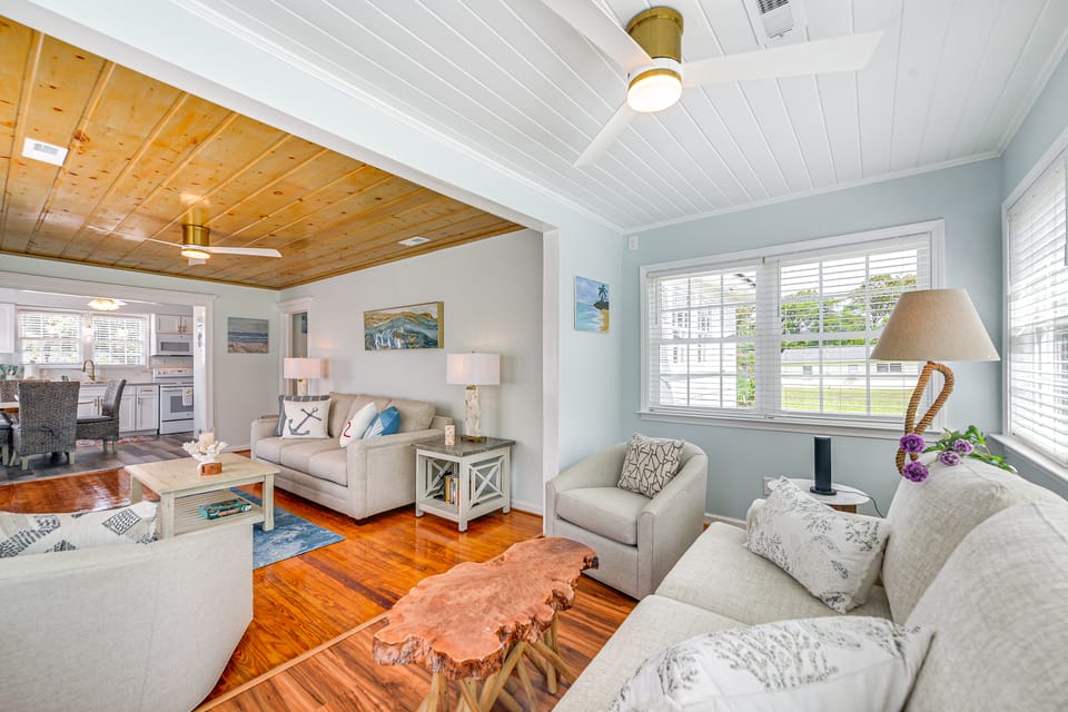 Walk to Ocean: ‘Pearl Cottage’ in Atlantic Beach Cottage in Atlantic Beach