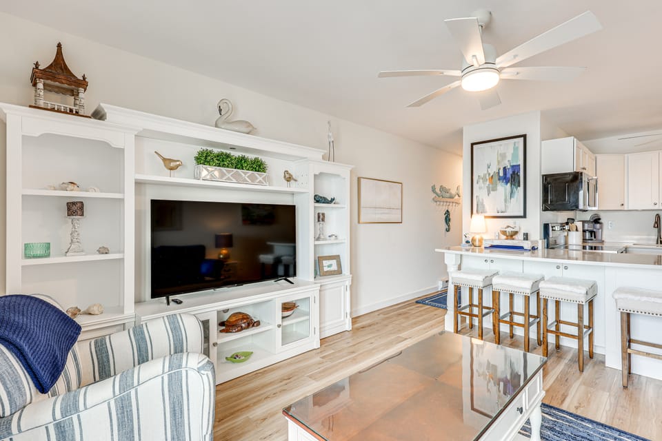 Ocean-View Condo: Steps to North Topsail Beach! Apartment in North Topsail Beach