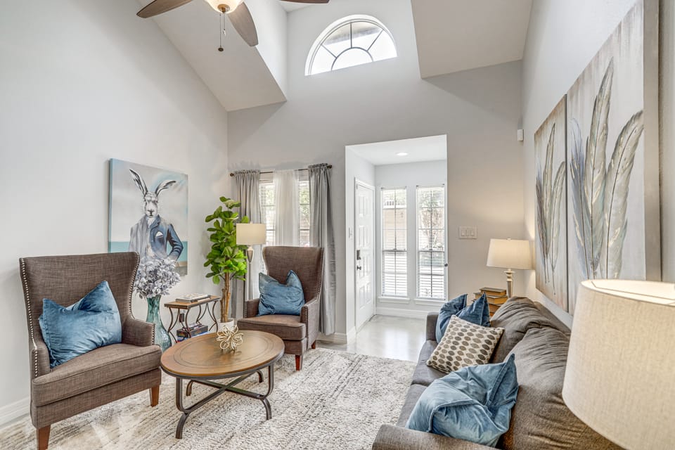 Houston Retreat w/ Smart TVs: Walk to Golf Course! Apartment in Houston