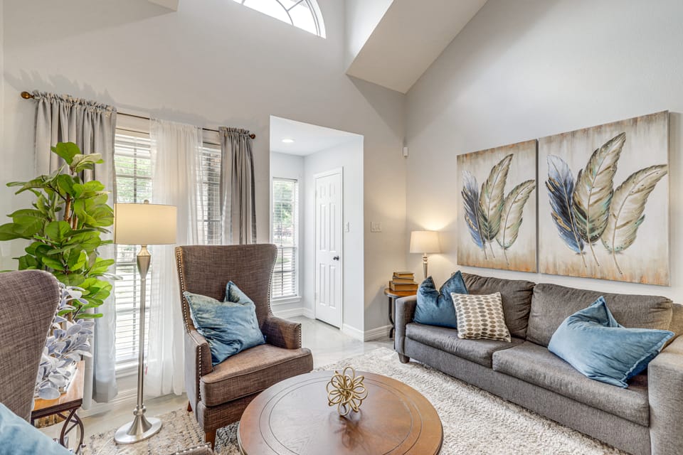 Houston Retreat w/ Smart TVs: Walk to Golf Course! Apartment in Houston