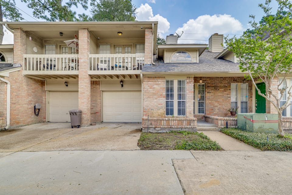 Houston Retreat w/ Smart TVs: Walk to Golf Course! Apartment in Houston