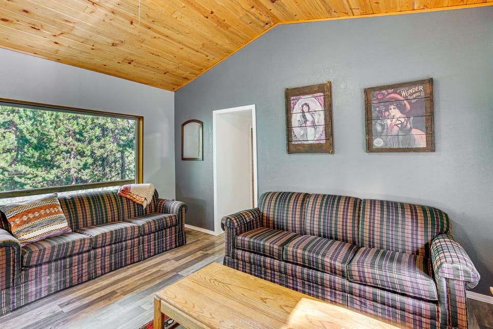 Woodsy Cabin Retreat ~ 4 Mi to Crescent Lake! House in Oregon
