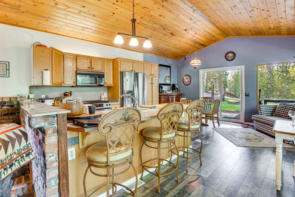 Woodsy Cabin Retreat ~ 4 Mi to Crescent Lake! House in Oregon