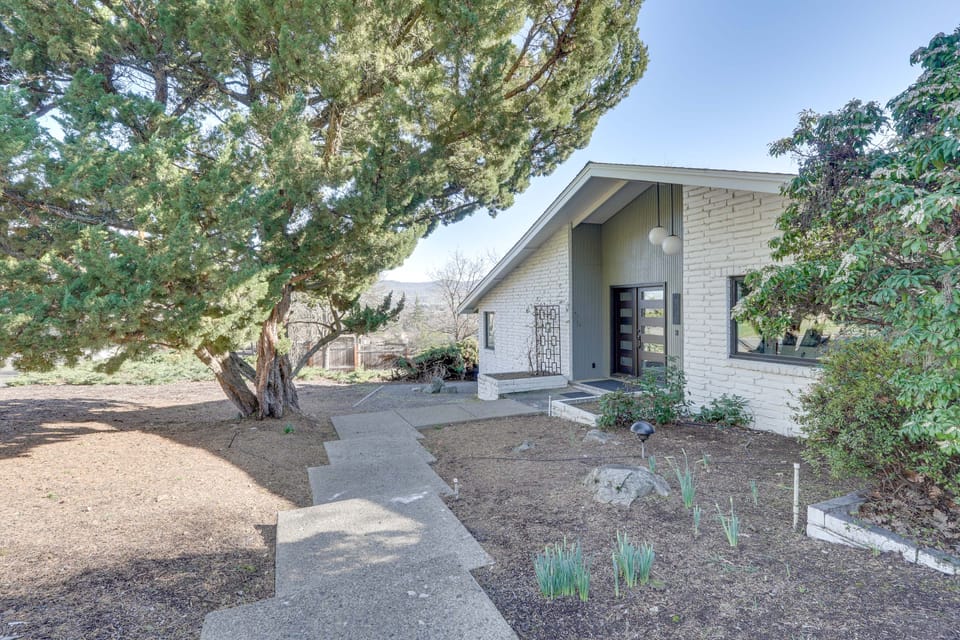 Medford Vacation Rental w/ En-Suite Bathrooms! House in Medford