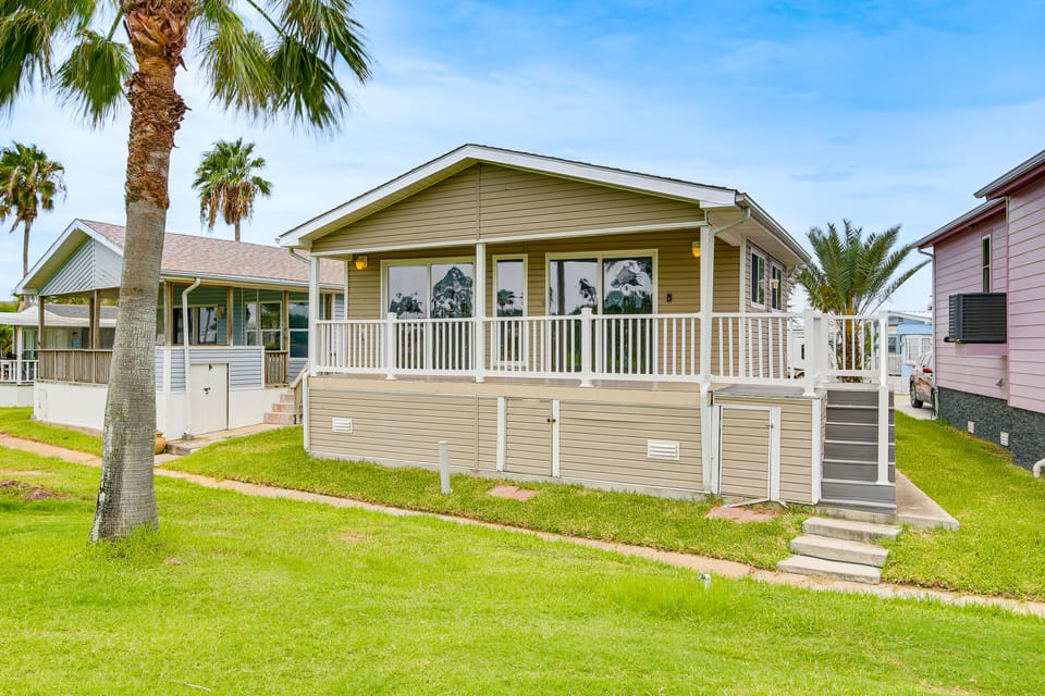 5 Mi to Beaches: Sunny Port Isabel Golf Retreat House in Port Isabel