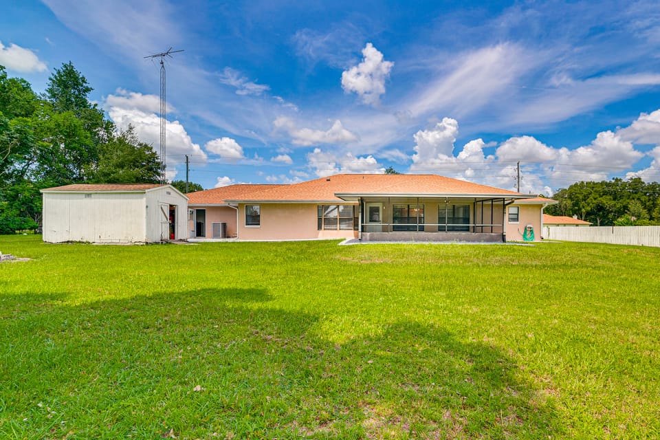 11 Mi to Dtwn: Ocala Home w/ Screened-In Lanai! House in Florida