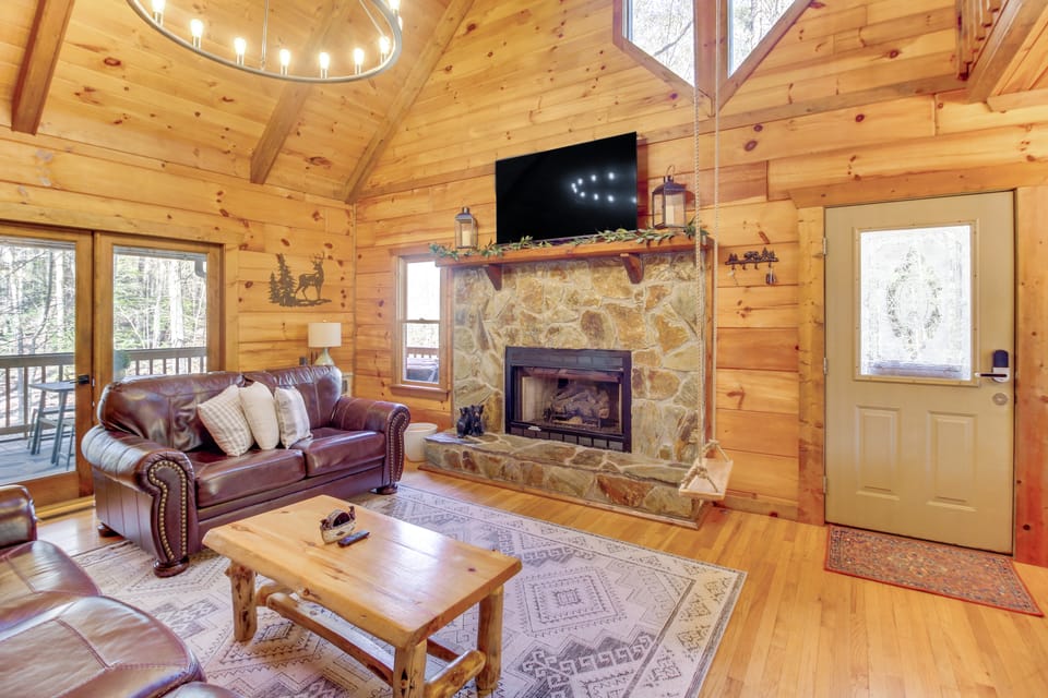 Secluded Cherry Log Cabin w/ Hot Tub + Swings! House in Georgia