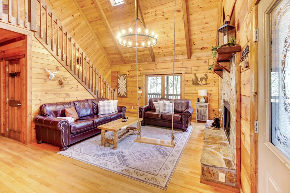 Secluded Cherry Log Cabin w/ Hot Tub + Swings! House in Georgia