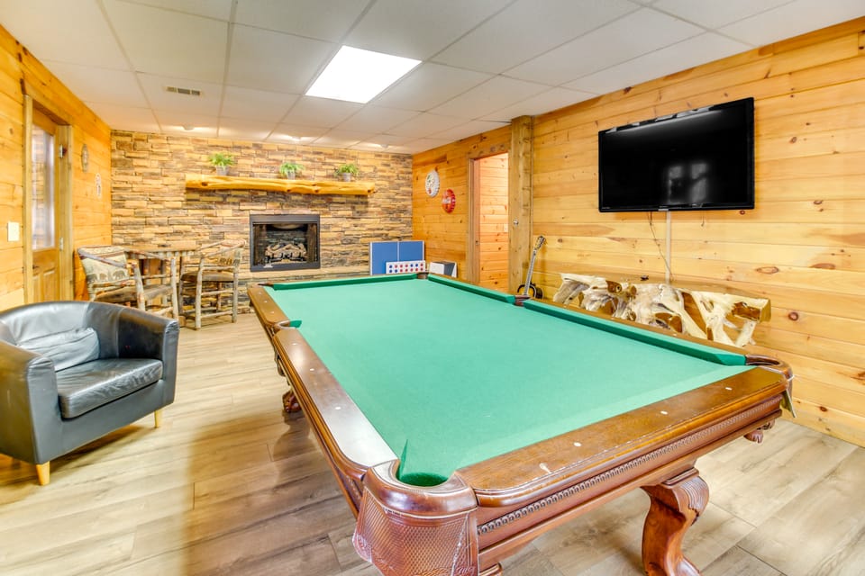 Secluded Cherry Log Cabin w/ Hot Tub + Swings! House in Georgia
