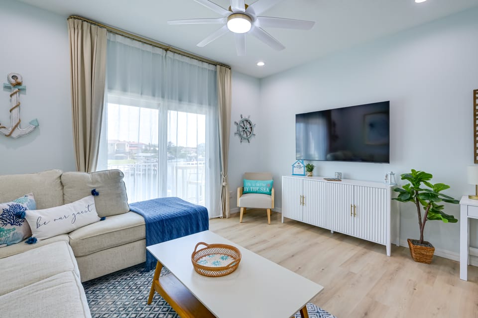 Walk to Beach! Waterfront Hudson Townhome Apartment in Hudson