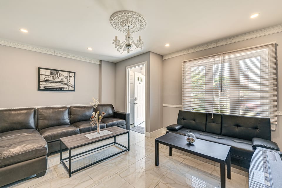 Pet-Friendly Valley Stream Duplex - 1 Mi to Mall! House in Valley Stream