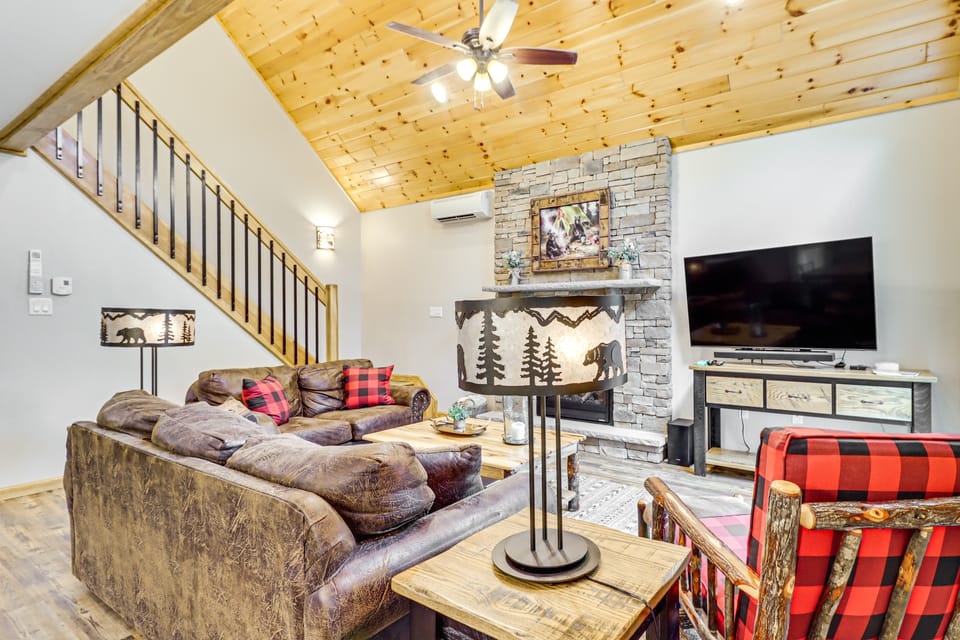 Forest Views & Hot Tub: Poconos Cozy Cabin House in Kidder Township