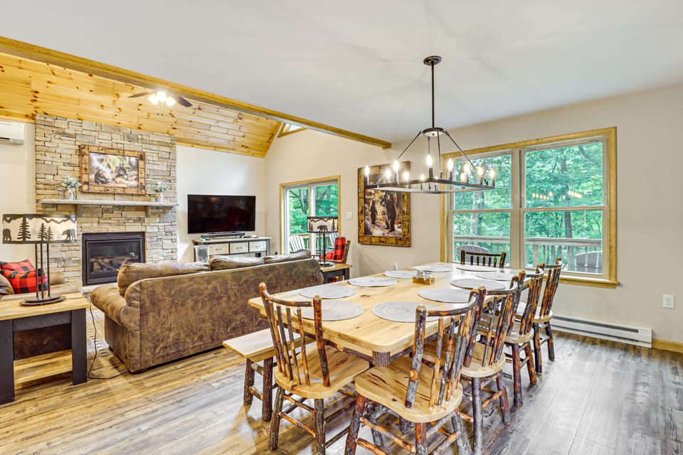 Forest Views & Hot Tub: Poconos Cozy Cabin House in Kidder Township