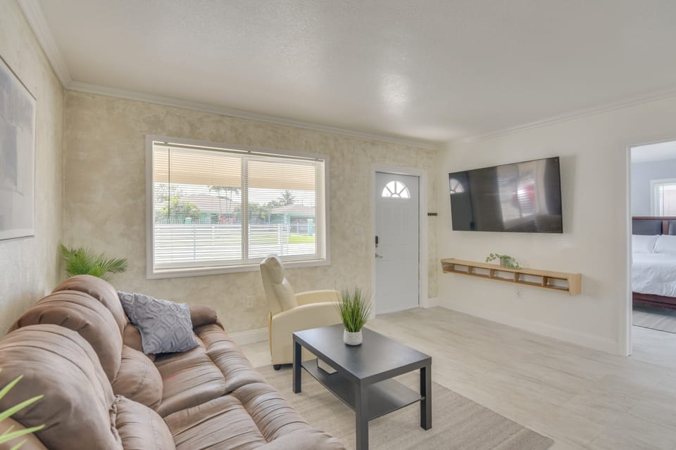 Couple’s Miami Escape 5 Mi to Hard Rock Stadium! Apartment in Miami Gardens