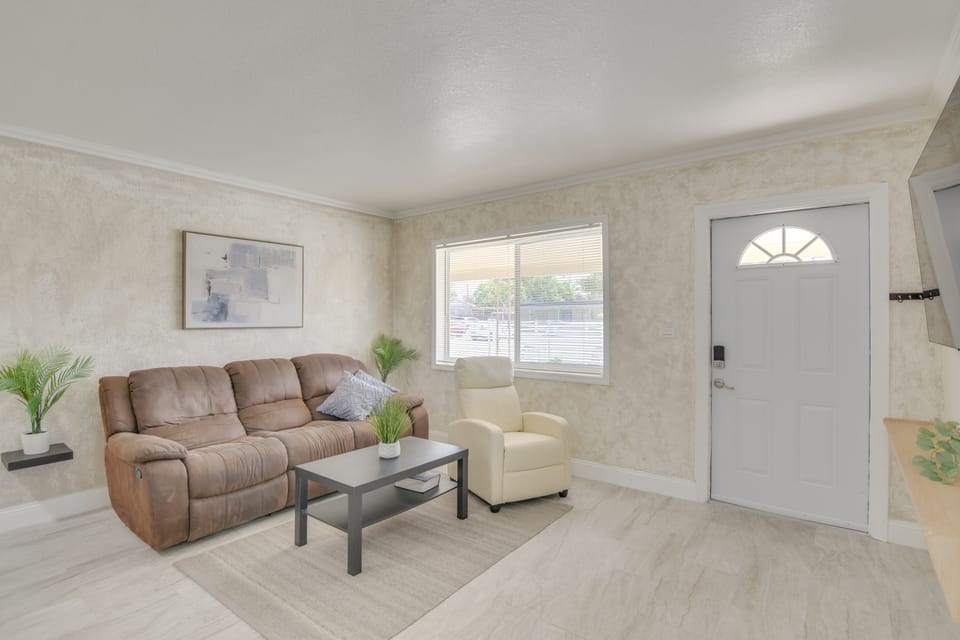 Couple’s Miami Escape 5 Mi to Hard Rock Stadium! Apartment in Miami Gardens