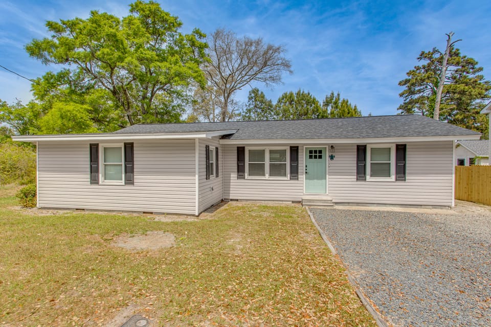 1 Mi to Ocean Isle Beach Pier! Family Home w/ Yard House in Ocean Isle Beach