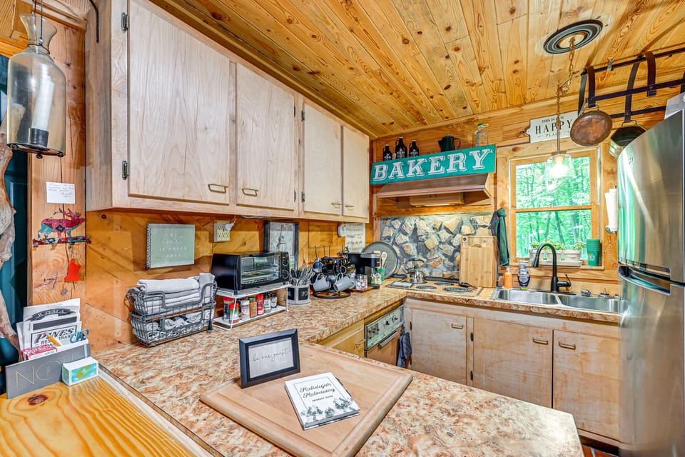 Cozy Nature Escape! Roaring Gap Cabin w/ Patio House in North Carolina