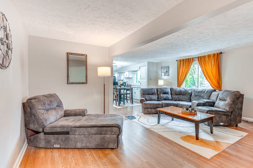~ 2 Mi to Downtown: Bright Apt in Lansing! Apartment in Lansing