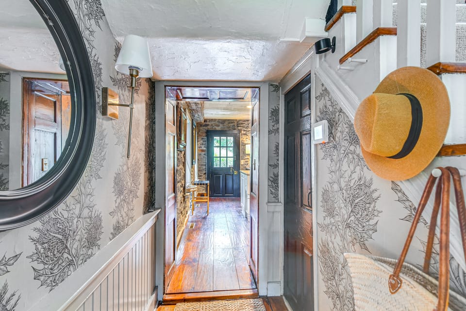 Steps to Delaware Canal: Enchanting Stone Cottage! Cottage in New Jersey