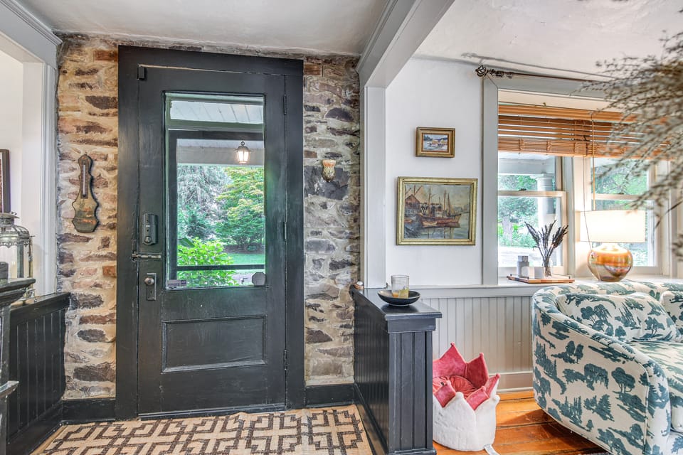 Steps to Delaware Canal: Enchanting Stone Cottage! Cottage in New Jersey